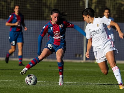 Eva Navarro controla el balón ante Marta Corredera el pasado 9 de diciembre en la Ciudad Deportiva del Levante.