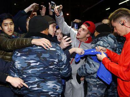Varios aficionados piden un autógrafo a Torres en Astana.