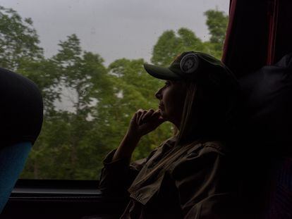 Pasajeros descansando durante el largo viaje a Brasilia para la toma de posesión del presidente Lula.