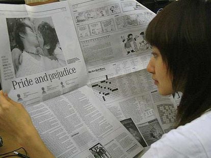 Una mujer lee el reportaje sobre los homosexuales publicado ayer por el <i>China Daily</i>.