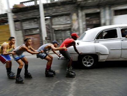 Adolescente en patines en la Habana 
