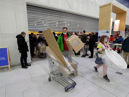 Clientes de Ikea tras finalizar la compra en una tienda de San Petersburgo (Rusia) antes del cierre.