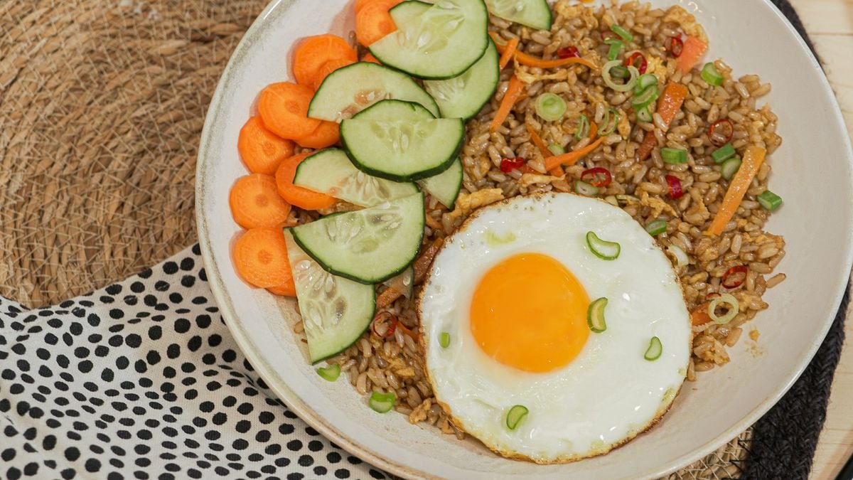 Receta: Nasi goreng, el plato nacional indonesio de arroz y huevo frito |  Recetas a tu bowl | El Comidista | EL PAÍS