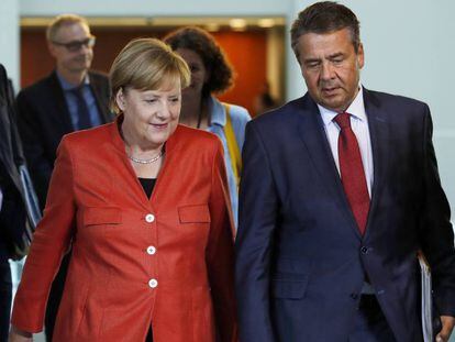 La canciller alemana, Angela Merkel y el ministro de Exteriores, Sigmar Gabriel, tras la reuni&oacute;n sobre la contaminaci&oacute;n en Berl&iacute;n.