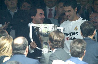 El presidente del Gobierno, José María Aznar, entrega la copa de la Liga 2002-2003 a Raul.