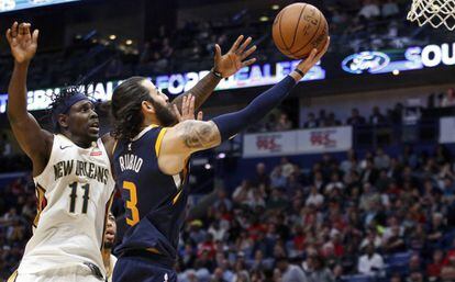 Ricky Rubio supera a Jrue Holiday.