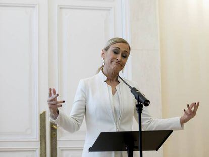 La presidenta de la Comunidad de Madrid, Cristina Cifuentes, comparece en rueda de prensa para anunciar su dimisión, el pasado 25 de abril.