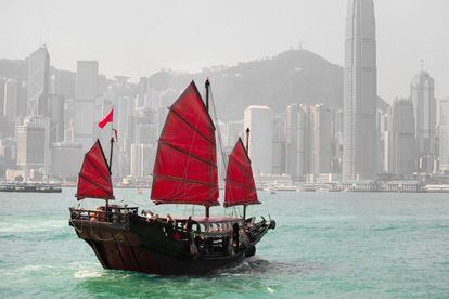 Barco tradicional surca la bahía de Hong Kong.