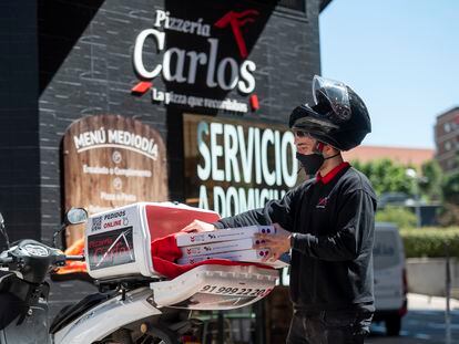 Un repartidor de Pizzería Carlos en Madrid.