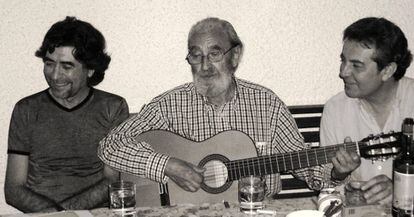 De izquierda a derecha: Joaquín Sabina, Ángel González y Felipe Benítez, en Rota. 