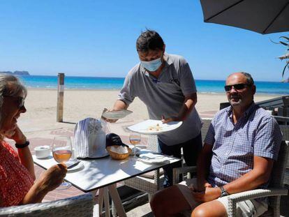 Turistas en una terraza en Calviá (Mallorca)