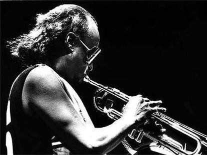 Miles Davis a la trompeta, durante un concierto en Valencia en 1985.