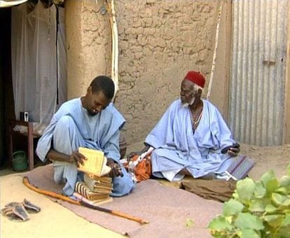 Ismael Diadi&eacute; (a la izquierda) con un copista