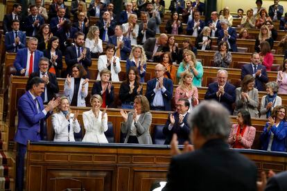 Los miembros del Gobierno y diputados socialistas aplauden el discurso de Yolanda Díaz.