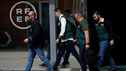 Agentes de la Guardia Civil y la Europol en la sede de la federación española de fútbol