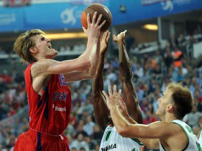 Kirilenko entra a canasta ante el Panathinaikos.