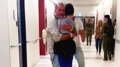 Un niño israelí abraza a su padre tras ser liberado por Hamás