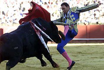 Pepín Liria resultó enganchado por el cuarto toro de la tarde, aunque sin consecuencias.