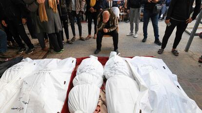 Un hombre lloraba junto a los cadáveres de varias personas muertas en ataques israelíes, este lunes en la morgue del hospital de Rafah.