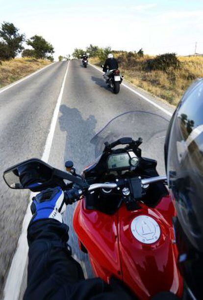 Moteros de la empresa SIETEMOTOS en la carretera que une Colmenar con Guadalix. 