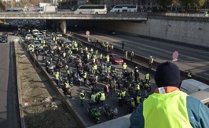 Cortes de tráfico en el centro de París durante la protesta por la subida de los carburantes.