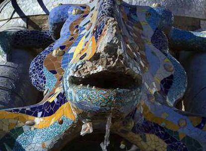 Los destrozos en el dragón de Gaudí del Parque Güell.