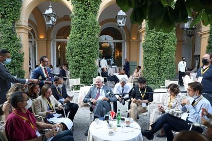 El presidente de la compañía aeroespacial italiana, Alessandro Profumo, habla con los periodistas en los jardines del hotel Villa d'Este en Cernobbio, este sábado.