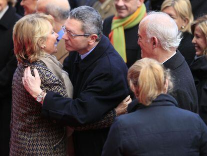 En el primer homenaje a las víctimas del 11-M también ha estado presente el ministro de Justicia y en aquel momento alcalde de Madrid, Alberto Ruiz Gallardón, y la entonces presidenta, Esperanza Aguirre.