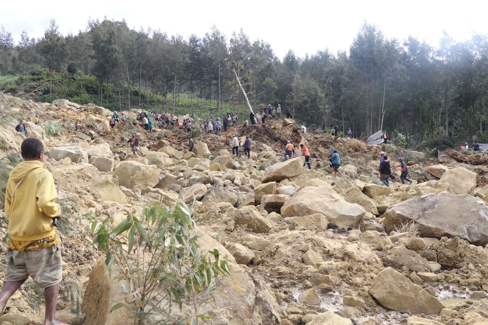 Más de 2.000 personas han sido enterradas bajo un deslizamiento de tierra en Papúa Nueva Guinea.