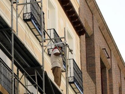 Obras de conservación en un edificio/Ugly Martín.