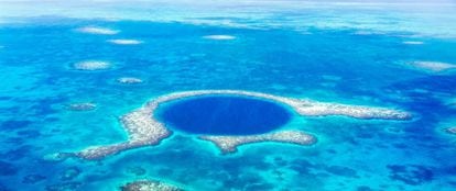 Vista aérea de The Great Blue Hole o Gran Agujero Azul; es una sima de más de 100 m de profundidad mágica para los amantes del buceo.