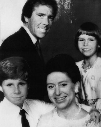 Arriba, Antony Armstrong-Jones, conde Snowdon, con su hija, Lady Sarah; abajo, David Armstrong-Jones y su madre, la princesa Margarita, en 1972.