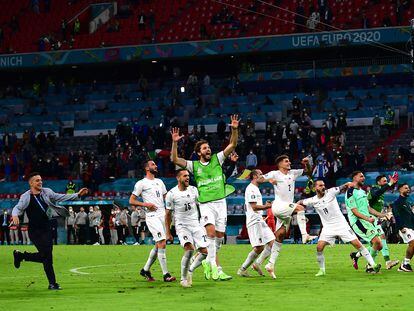 La selección italiana festeja con la afición su pase a la semifinal tras batir a Bélgica.