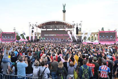 La plaza de los Héroes de Budapest, tomada por el Giro durante la presentación del miércoles.