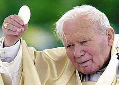 A finales de la primavera algunas fuentes anuncian una retirada de Juan Pablo II, quien renunciaría a su papado antes de fallecer. La información es desmentida rápidamente. En la imagen, el oficio de la Eucaristía en Roma. (21-5-2001)