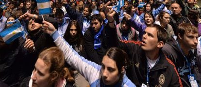 Seguidores argentinos del papa en la catedral de Río.