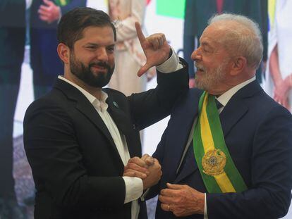 El presidente de Chile, Gabriel Boric, junto al presidente de Brasil, Lula da Silva, en Brasilia.