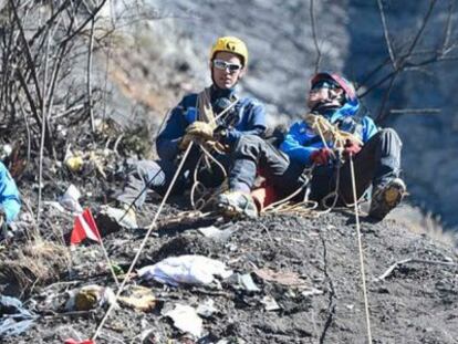 Efectivos de los equipos de rescate durante las labores de b&uacute;squeda en la zona donde se estrell&oacute; el Airbus A320.