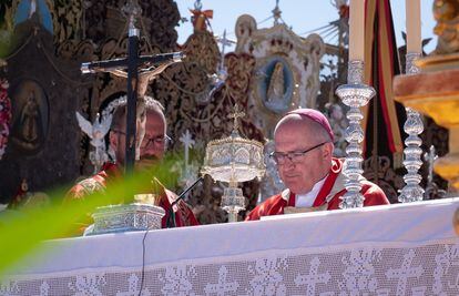 El obispo de Huelva, Santiago Gómez Sierra, durante la misa celebrada en El Rocío (Huelva).