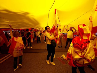 Manifestants sota una gran bandera d'Espanya a la marxa de Societat Civil Catalana a Barcelona.