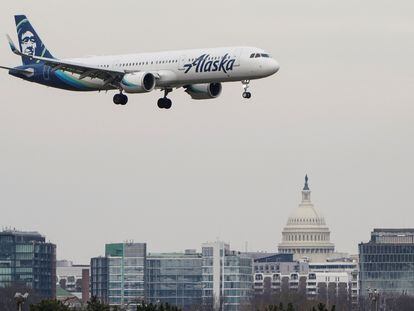 Un avión de Alaska Airlines en Washington DC, Estados Unidos