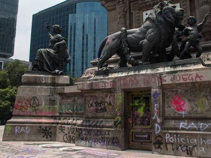 Pintas contra la violencia machista en el Ángel de la Independencia de la Ciudad de México.