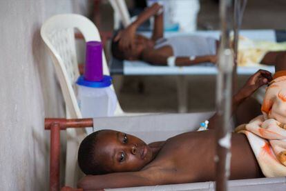 Un niño haitiano enfermo de cólera, en una clínica cerca de la capital, Puerto Príncipe.