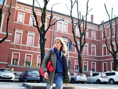 La maestra Monica Fontanelli delante de la fachada del colegio Carducci, en Bolonia. 