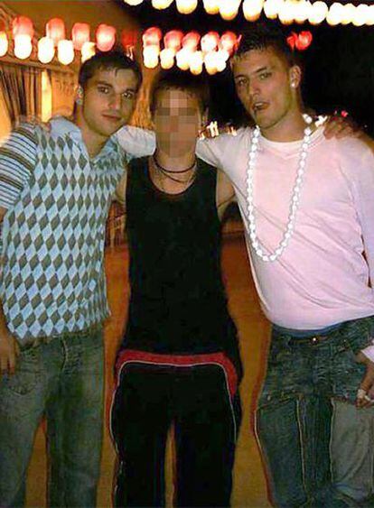 En una imagen de la red social Tuenti, los amigos de Marta: Samuel Benítez, <i>Javi </i>y Miguel Carcaño, su ex novio.