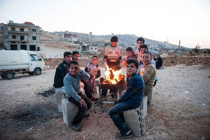 Refugiados sirios llegan a Arsal donde son atendidos por ONG en 2013