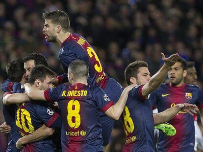 Los azulgrana festejan uno de los goles de Messi.