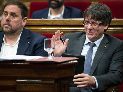 Oriol Junqueras y Carles Puigdemont durante una sesión plenaria.