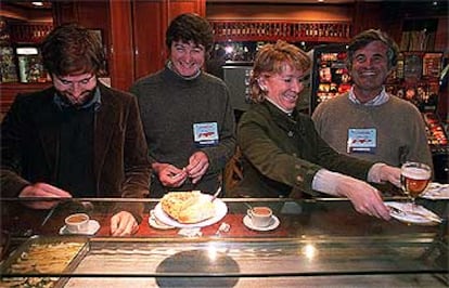 Esperanza Aguirre, acompañada por sus dos hijos y su marido, en una cafetería tras ejercitar su voto.