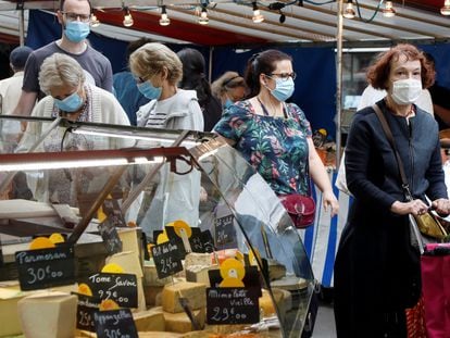 Varias personas hacen la compra en un mercado al aire libre de París el pasado mes de agosto.